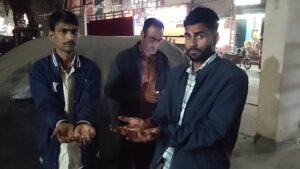 हाथों में लगी शादी की मेंहदी दिखाते पीड़ित दोनों युवक। दोनों ही गोपालगंज की लड़कियों को 'खरीदकर' शादी करने आए थे।