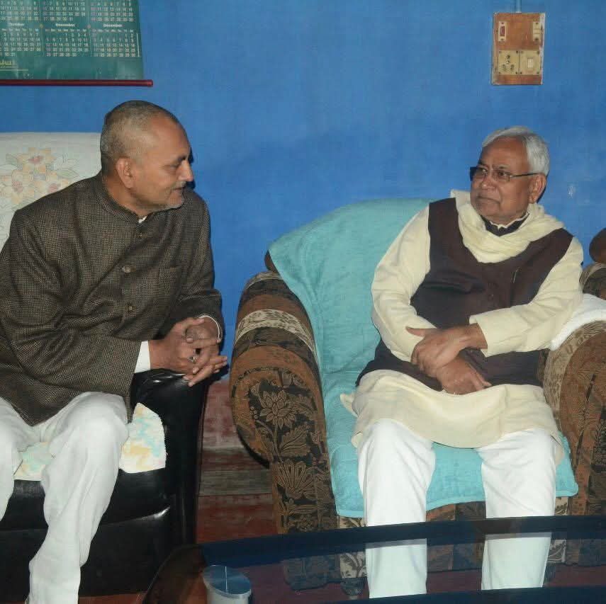 मुख्यमंत्री नीतीश कुमार के साथ विधायक व प्रोफेसर विनय कुमार चौधरी (Photo - FB/प्रो विनय कुमार चौधरी)