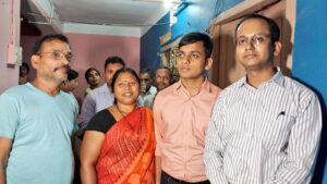 अपनी मां और पिता के साथ रविराज ( Photo Credit - X/@ravidinkar)