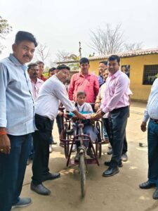 प्रभावशाली लोगों का ध्यान गया तो विकलांग छात्रा को मदद 24 घंटे से भी कम समय में पहुंच गई।