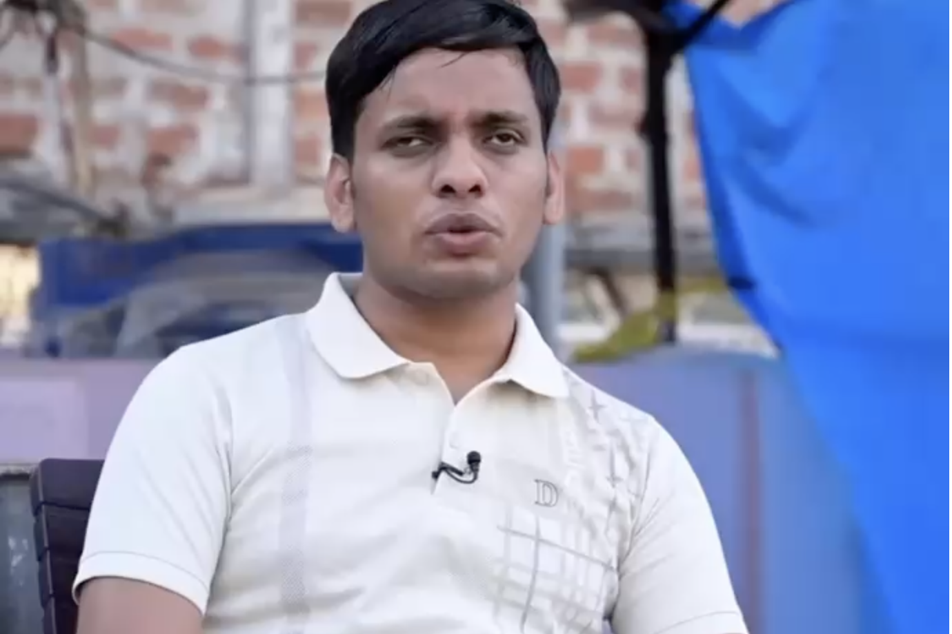 नवादा के रविराज जन्म से ही दृष्टिबाधित हैं।