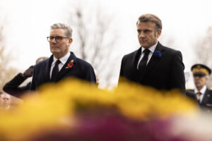 फ्रांसीसी राष्ट्रपति मैक्रों व ब्रिटिश पीएम कार्मर एक अलग शांतिपूर्ण समाधान के लिए प्रयास कर रहे हैं जो अमेरिका से अलग यूरोप को वैश्विक शांति की राह पर ले जा सकता है।