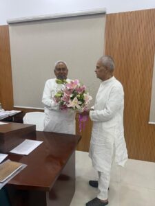 मुख्यमंत्री नीतीश कुमार के साथ उनके करीबी नेता बिजेंद्र यादव (फाइल फोटो)