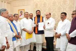 सम्राट चौधरी की दायीं ओर खड़े विजय कुमार यादव