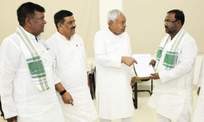 कन्हैया साह को जदयू का आधिकारी उम्मीदवार बनाते हुए पत्र देते सीएम नीतीश कुमार, साथ मौजूद संजय झा एवं विधायक राधा चरण साह (फोटो क्रेडिट - FB/adhacharan.sahsethjiMLC)