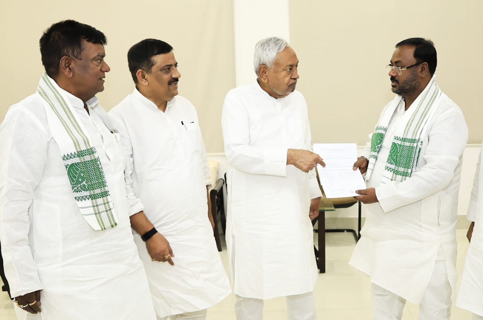 कन्हैया साह को जदयू का आधिकारी उम्मीदवार बनाते हुए पत्र देते सीएम नीतीश कुमार, साथ मौजूद संजय झा एवं विधायक राधा चरण साह (फोटो क्रेडिट - FB/adhacharan.sahsethjiMLC)