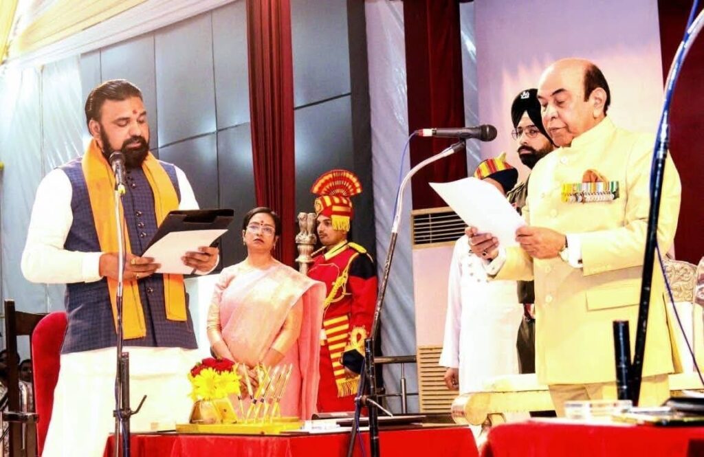 सम्राट चौधरी को बिहार के नए सीएम की शपथ दिलाते राज्यपाल