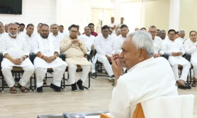 जदयू की बैठक में नीतीश कुमार और उनके सामने बायीं ओर बैठे श्रवण कुमार।