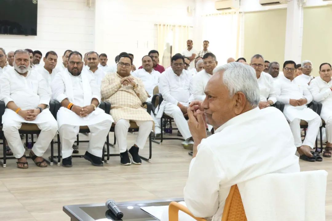 जदयू की बैठक में नीतीश कुमार और उनके सामने बायीं ओर बैठे श्रवण कुमार।