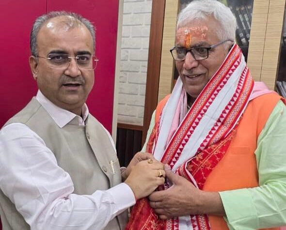 मंगल पांडे (बायें) के MLC से इस्तीफा देने के बाद खाली हुई सीट पर अरविंद शर्मा (दायें) को टिकट दिया गया है।