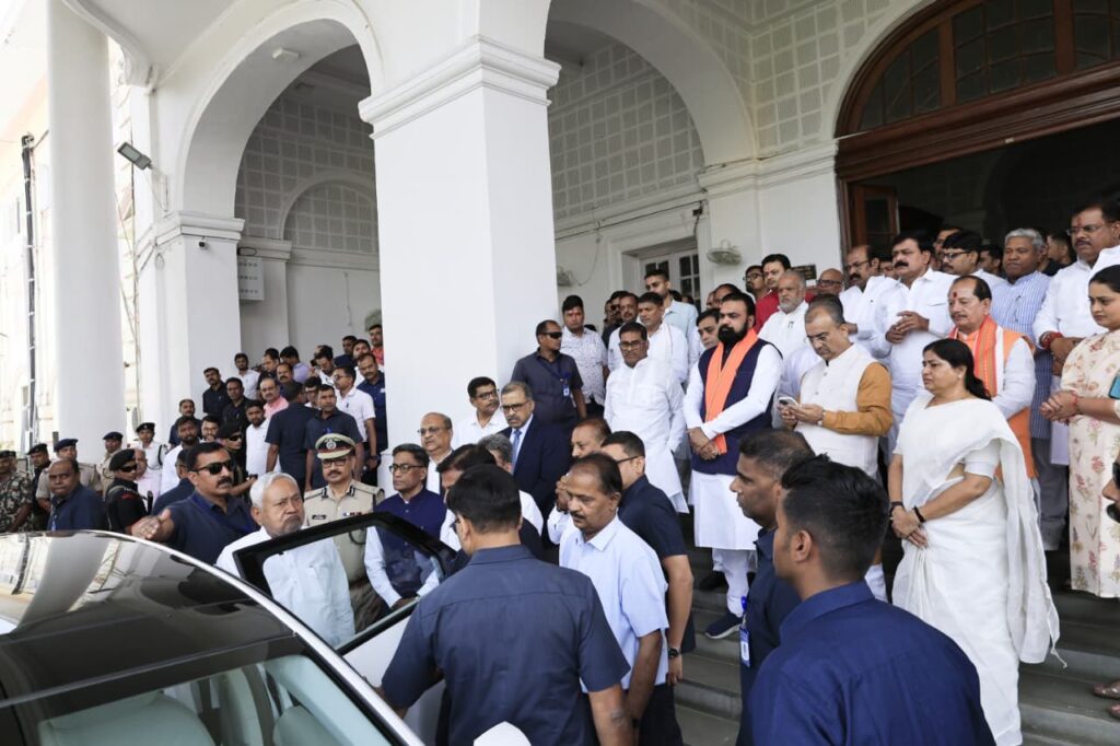 कैबिनेट बैठक के बाद विदा होते नीतीश कुमार (साभार X)