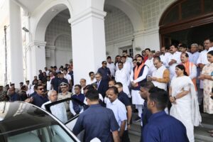 कैबिनेट बैठक के बाद विदा होते नीतीश कुमार (साभार X)