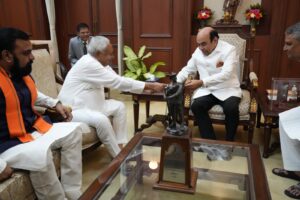 बिहार के राज्यपाल को इस्तीफा सौंपते नीतीश कुमार।