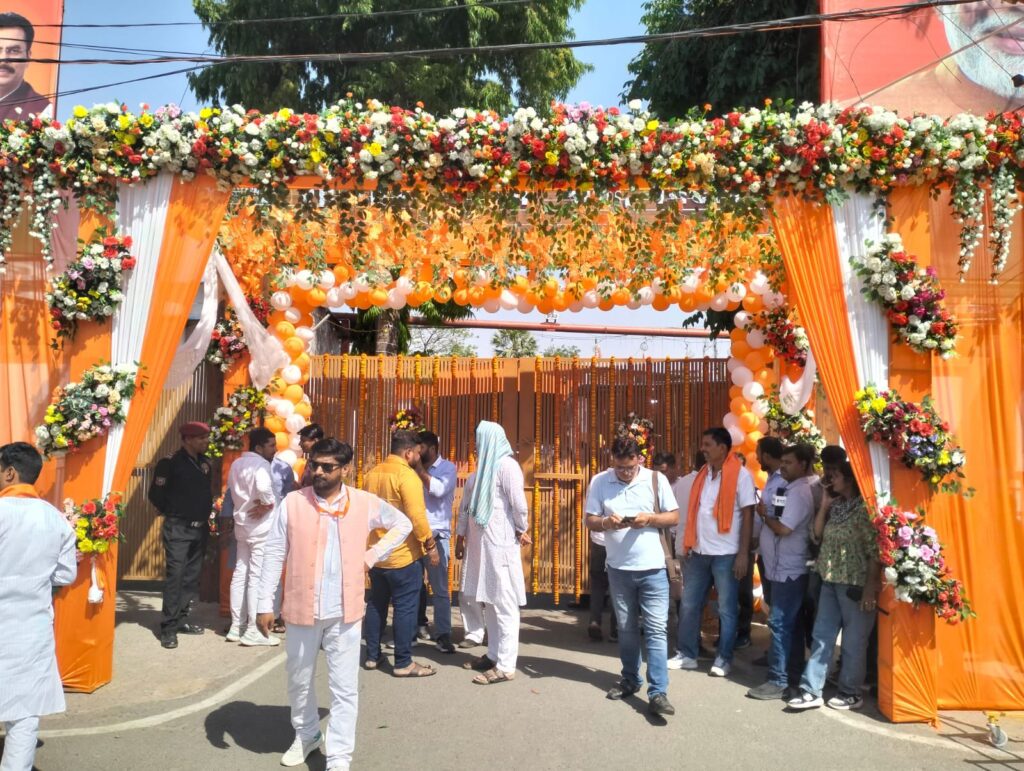 बिहार में नई सरकार की घोषणा की संभावनाओं के बीच पटना में बीजेपी का कार्यालय सजा हुआ है।