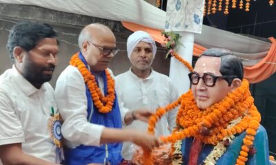अंबेडकर जयंती के मौके पर माल्यार्पण करते बिहार कांग्रेस के अध्यक्ष राजेश राम