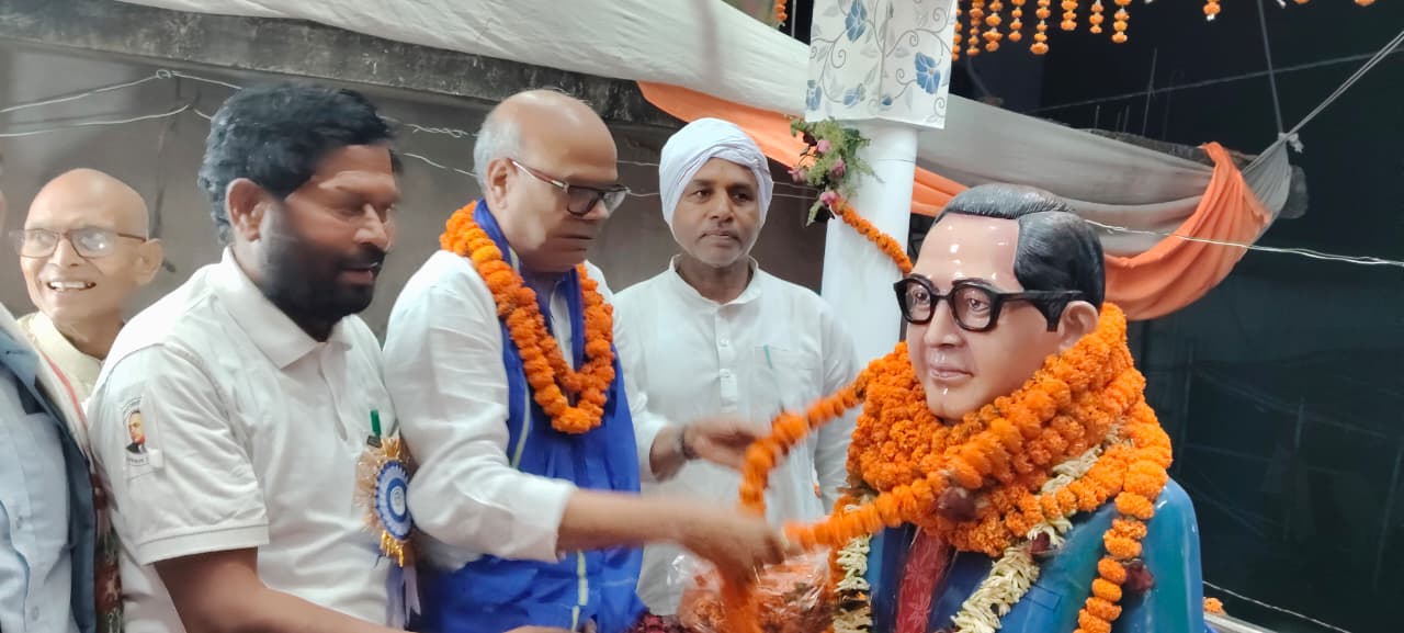 अंबेडकर जयंती के मौके पर माल्यार्पण करते बिहार कांग्रेस के अध्यक्ष राजेश राम