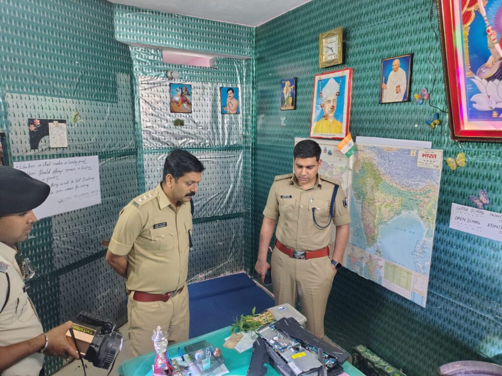 स्कूल के ऑफिस में जांच करती जहानाबाद पुलिस।