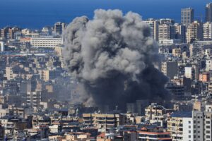 लेबनान की राजधानी बेरूत में इज़रायल की भीषण बमबारी ने शांति की पहल को झटका दिया है।