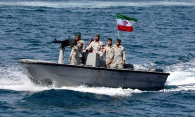 IRGC के नौसैनिक गश्त लगाते हुए। (फाइल फोटो, साभार एक्स)