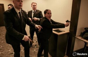 व्हाइट हाउस में हुई गोलीबारी के दौरान सीक्रेट सर्विस के कर्मी। (X/@JournoAshutosh)