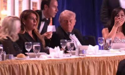 गोलीबारी के दौरान ट्रंप अपनी पत्नी व अधिकारियों के साथ मंच पर बात कर रहे थे। (screen grab - X/AlabamaGuy2000)