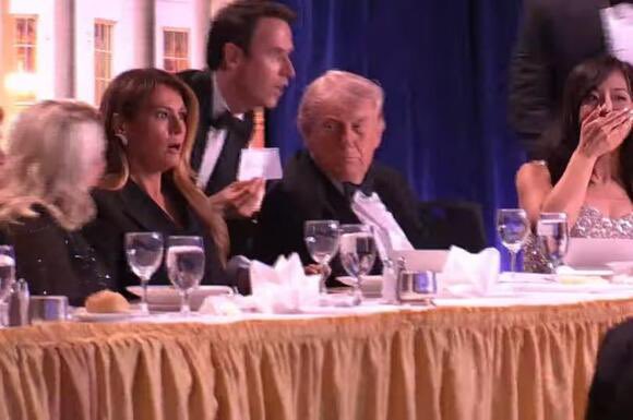 गोलीबारी के दौरान ट्रंप अपनी पत्नी व अधिकारियों के साथ मंच पर बात कर रहे थे। (screen grab - X/AlabamaGuy2000)