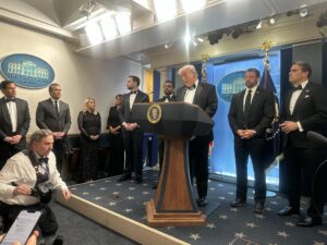 हमलावर के पकड़े जाने के बाद राष्ट्रपति दोबारा आए और संवाददाताओं को घटना की जानकारी दी।