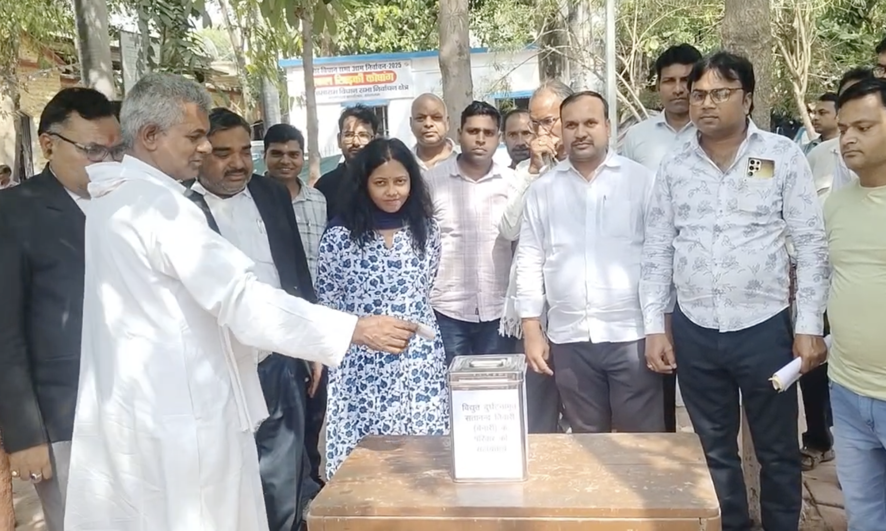 फंड जुटाने के लिए दान पात्र रखा गया है, मौके पर मौजूद सासाराम एसडीएम