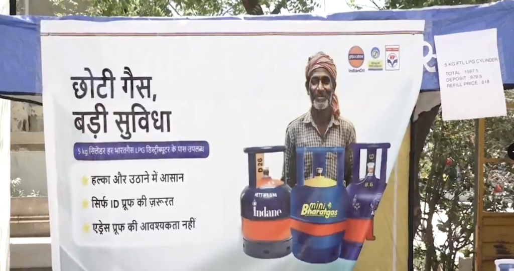 बेंगलुरु में BPCL के छोटे सिलेंडर उपलब्ध करवाए जा रहे हैं। (तस्वीर - X/@nsc9news)