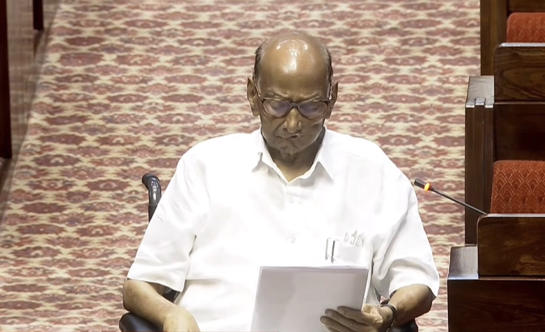 85 साल के शरद पवार ने दोबारा राज्यसभा सदस्य पद की शपथ व्हील चेयर पर ली। (तस्वीर - FB/Sharadpawar)