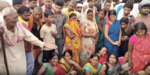 स्कूल में बेटे की मौत के बाद हाईवे पर प्रदर्शन करते परिजन। 