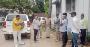 पोस्टमार्टम हाउस पर खड़े परिजन।