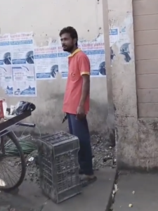 ठेले के पास हाथ में चाकू लिए खड़े इस युवक को हत्यारोपी बताया जा रहा है।