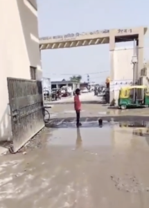 मृतक के सिर के पास खड़ा हत्यारोपी युवक। 