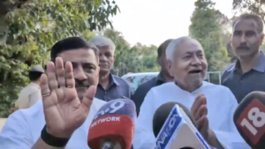 नीतीश कुमार मीडिया से बात कर रहे थे, इस दौरान संजय झा ने रोकने की कोशिश की।