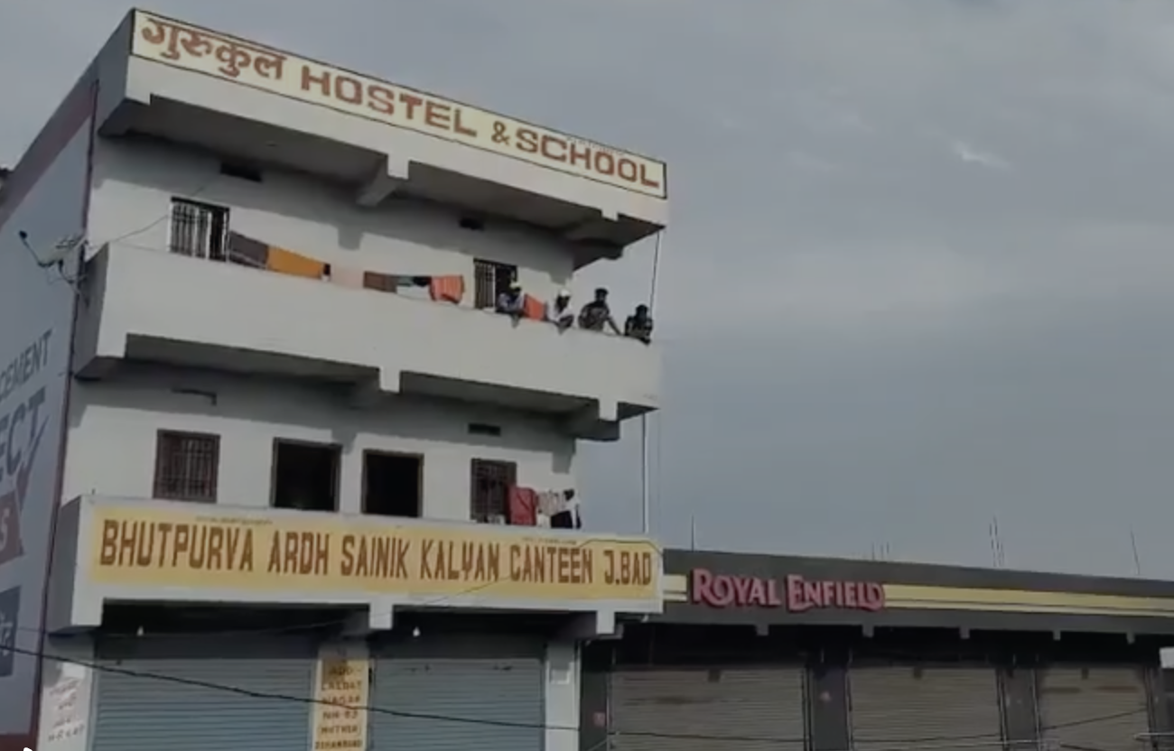 इस निजी स्कूल व हॉस्टल में रहकर पढ़ रहा था मासूम।