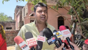 पानी की समस्या के बारे में बताते ग्रामीण