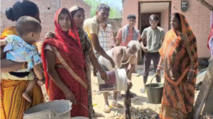 नल में पानी न होने की समस्या को बताते स्थानीय।
