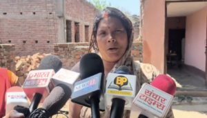 गांव में नल-जल में सप्लाई न आने की समस्या उठाती स्थानी महिला।