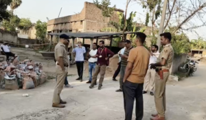 मौके पर मौजूद पुलिसकर्मी।