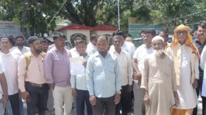 एसपी से मिलने पहुंचे ठगी के शिकार लोग।