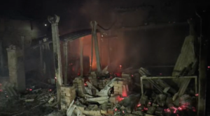 आग लगने के बाद घर में रखे सामान जलकर राख हो गए।