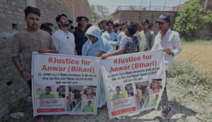 मोबाइल टावर के नीचे प्रदर्शन करती मां व अन्य परिजन