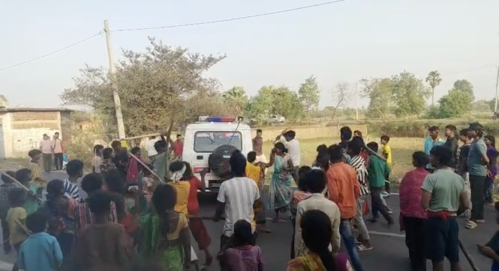 गुस्साए ग्रामीणों ने पुलिस वाहन को घेर लिया।
