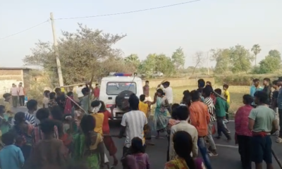 गुस्साए ग्रामीणों ने पुलिस वाहन को घेर लिया।