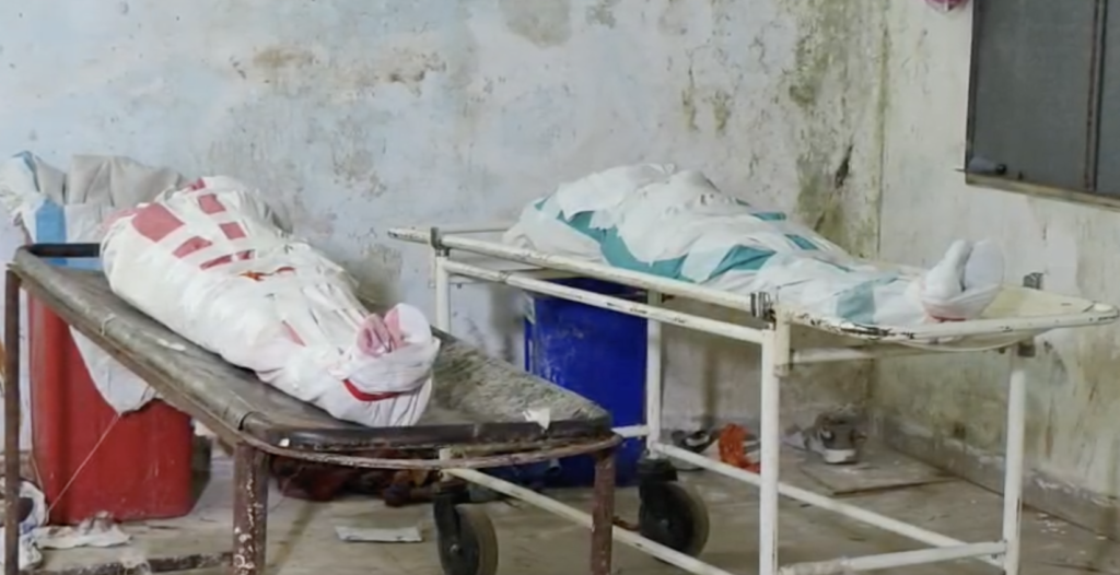 नालंदा पोस्टमार्टम हाउस में रखा महिला व उनकी बेटी का शव।