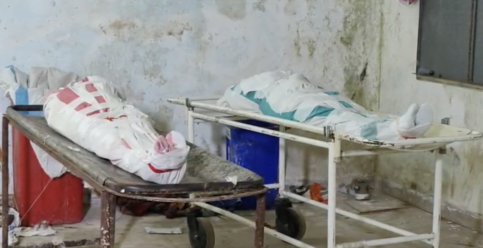 नालंदा पोस्टमार्टम हाउस में रखा महिला व उनकी बेटी का शव।