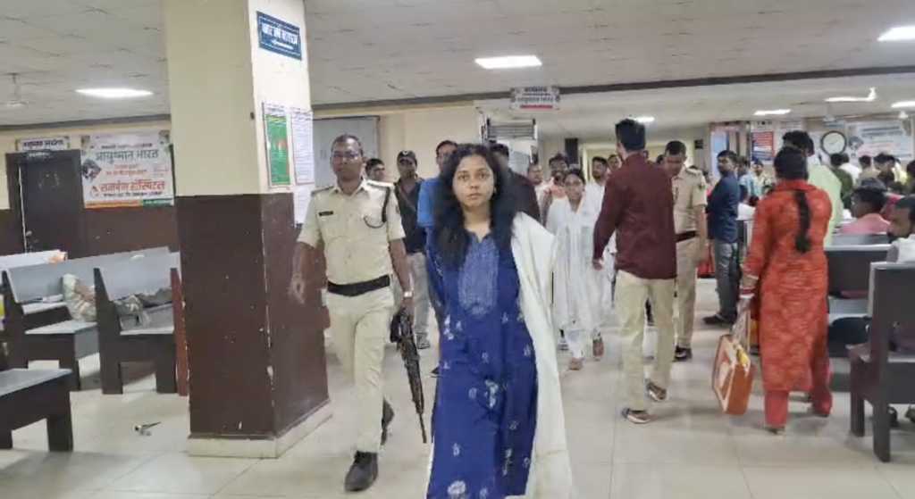 समर्पण अस्पताल में छापामारी के लिए पहुंचीं सदर एसडीएम डॉ. नेहा कुमारी