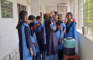स्कूल में बच्चों के लिए एक वॉटर कूलर रखा गया है लेकिन यह पर्याप्त नहीं है।