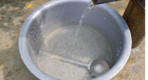 स्कूल के चापाकल से निकलने वाले पानी में रेप व मिट्टी के कण देखे जा सकते हैं।